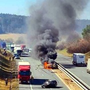 Dálnice D5 je uzavřena - po nehodě zde hoří auto