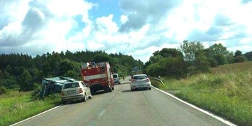 – U Rokycan se do příkopu převrátil kamion