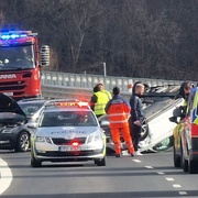 Policie pátrá po řidiči, který ujel z místa nehody