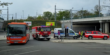 Autobus srazil ženu a přejel jí obě nohy