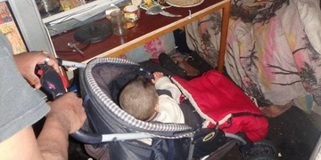 V kočárku miminko, v žíle pervitin