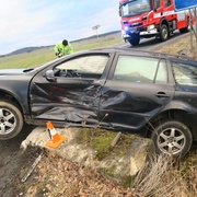 Auto po střetu skončilo v příkopu