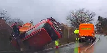 Vozidlo se doslova zabodlo do plotu