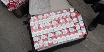Celníci v autobusu našli pašované cigarety skoro za 400.000 korun