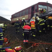 Foto, video: Nehoda vlaku a osobního vozidla na přejezdu v Tepličce