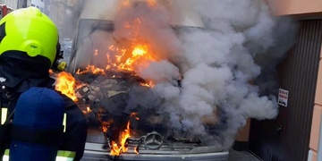 Na Slovanech shořela dodávka