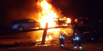 Požár kamionu s auty na D5, škoda 4 miliony