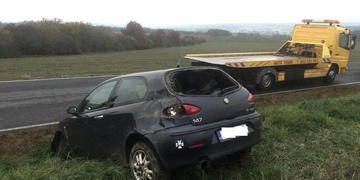 Alfa Romeo letěla příkopem