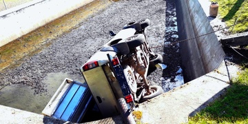 Auto se převrátilo do rybích sádek