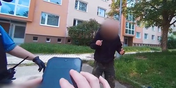 Strážníci nasadili těžký kalibr - na opilce povolali jeho maminku