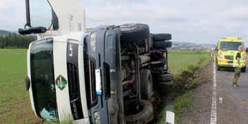 Převrácený náklaďák s alkoholem – uzavřená silnice - , 
