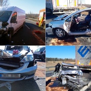 Dodávka auto doslova zarazila pod návěs kamionu