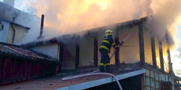 Při zapalování krbu došlo k požáru a vážnému zranění seniora
