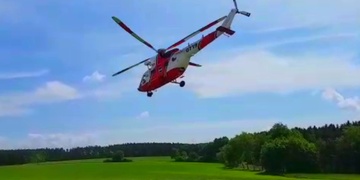 Řidič srazil, těžce zranil motorkáře a z místa pak ujel