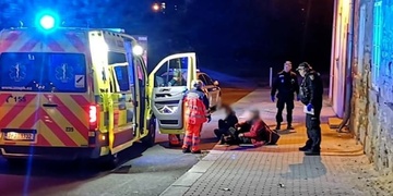 Kvůli rušení nočního klidu bodl muže do břicha více než třiceticentimetrovým nožem