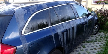 Auto polil kyselinou a pak probodal kola