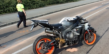 Motocyklista narazil do domu