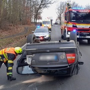 Auto s pětičlennou posádkou skončilo na střeše