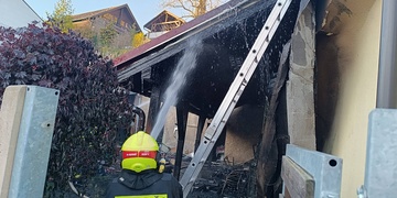 Během dnešního večerního požáru domu byla zraněna žena i hasič