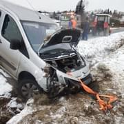 Na ledovce havarovalo auto s vozíčkářem, chlapec skončil v nemocnici