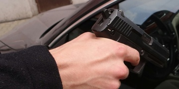 Policisté zajistili šílence z mercedesu, který ohrožoval řidiče pistolí, nebyli jste u toho i vy?