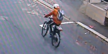 Projíždějící vozidlo srazilo muže stojícího u zaparkovaného vozu