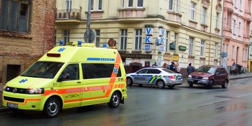 Dívka v Plzni vběhla přímo před auto