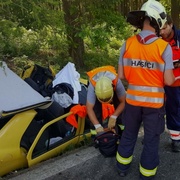 Při střetu dvou vozů zemřela žena a bylo zraněno dítě