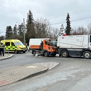 Těžce opilý řidič multikáry narazil do zametacího vozu
