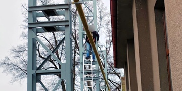 Pacient psychiatrie vylezl na kovovou konstrukci a odmítal slézt