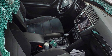 Neznámý vandal se na Borech zaměřil na zaparkovaná auta