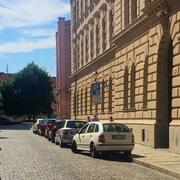 Opilý Polák nabořil dvě auta, prorazil pneumatiku a z místa ujel