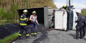 Nákladní vůz převážející asfalt se převrátil a zcela zablokoval silnici