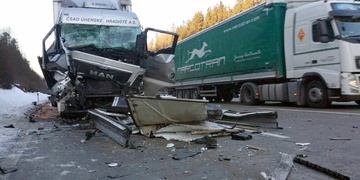 Hromadná nehoda nákladních vozů uzavřela D5