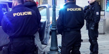 Jít s pervitinem na náměstí plné policie není zrovna nejlepší nápad