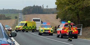 Autobus plný malých hokejistů se střetl s osobním autem