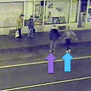 Policie pátrá po dvojici, která napadla dva muže na tramvajové zastávce
