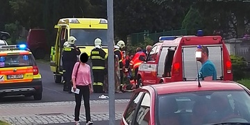 Cyklista na přechodu pro chodce vletěl pod auto, z místa ho musel transportovat vrtulník