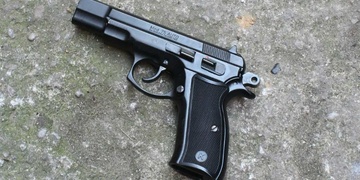 "Jsem tady král!" řval host a máchal kolem sebe pistolí