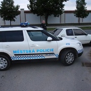 Opilec kličkoval autem po Plzni, neměl řidičák a byl v pátrání