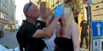 Žena dostala v centru Plzně přes obličej půlitrem