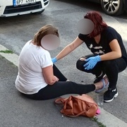 Žena chtěla skoncovat se životem, lehla si proto před přijíždějící trolejbus