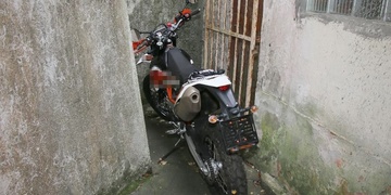 Muži kradli hlavně naftu ze stavebních strojů, ve spárech jim skončila ale i motorka