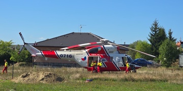 Muž při pádu ze střechy utrpěl vážná zranění