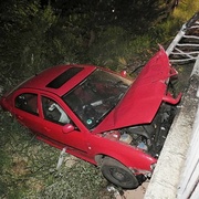 Opilý mladík spadl s autem z mostu a zůstal v něm zaklíněný, našli ho až po více než hodině