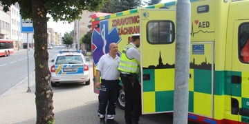 Těžce opilý, jednonohý mladý muž pod vlivem toluenu spadl ze schodů a málem se zabil