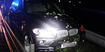 Kuriózní nehoda: Vlisoval si auto mezi svodidla