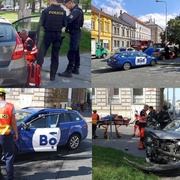Jedno z aut skončilo na chodníku a dva lidé v nemocnici