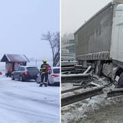 Hromadná dopravní nehoda, převrácený autobus i kamion, který sroloval svodidla