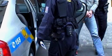 "Pomoc, on mi krade výfuk!"